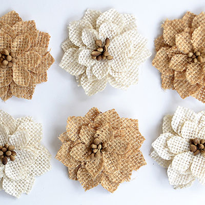 Fleurs faites mains en jute